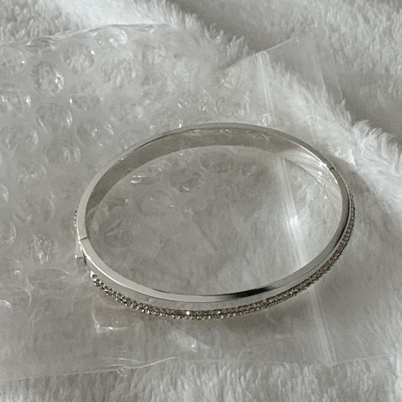 Chic Silver Bracelet with Crystal Accents - Picture 1 of 4